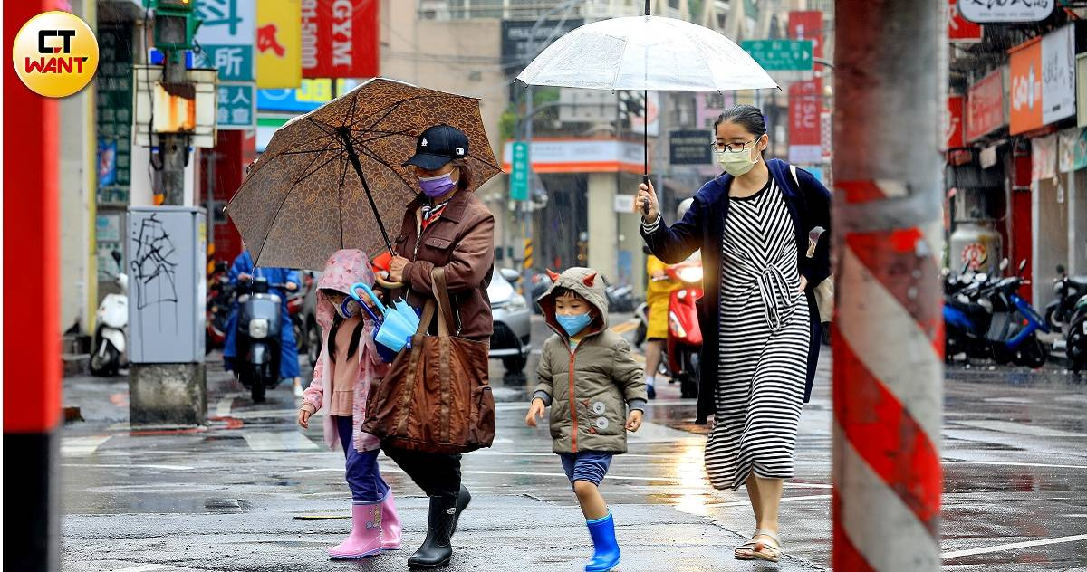 清明連假溼答答!明起變天「雨區逐漸擴全台」 雷雨轟炸時間曝 | 生活 | CTWANT