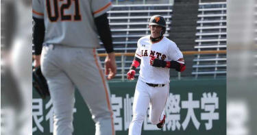 陽岱鋼擊出巨人第一支全壘打 原辰德「罕見」露出笑顏