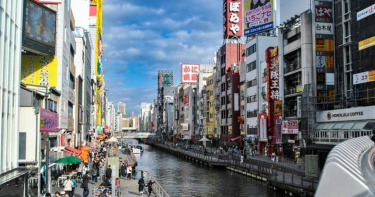 有網友好奇詢問會去日本旅行時,會特地去逛「台灣也買得到」的日本品牌嗎?(示意圖/達志/美聯社)