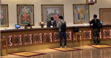 受新冠肺炎疫情影響，櫃台訂房人煙稀疏。（圖∕報系資料照）