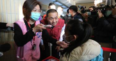 侯友宜開學日連跑三校抽查校方防疫工作，並要校方掌握滯留大陸學生情況。（圖∕新北市政府提供）