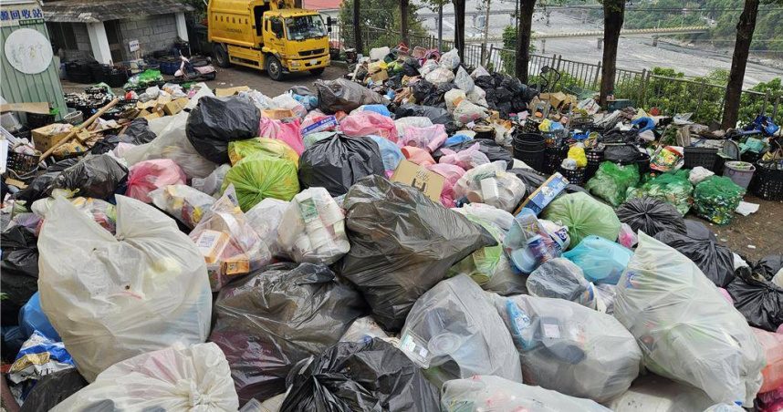 屏東縣瑪家鄉落實資源回收，但因處理量能不足，回收場待處理資源堆積如山。（圖／中國時報羅琦文攝）