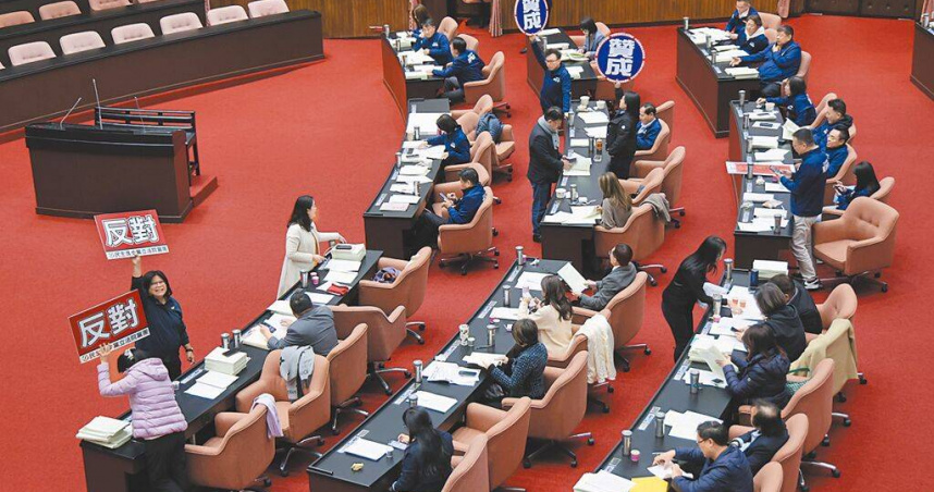 立法院17日院會處理中央政府總預算案通案項目並進行表決，國民黨、民眾黨以人數優勢通過藍白黨團提案，民進黨團雖高舉「反對」，但仍無力阻擋。（圖／報系資料照）