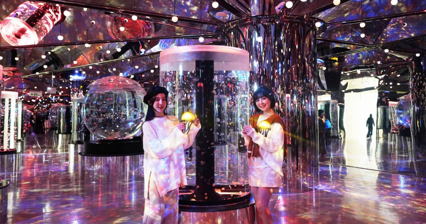 Xpark推出「Xpark光之海月by NAKED, INC.」藝術燈節，讓人氣水母展區結合春櫻、秋楓等四季光影景象不停變換。（圖／魏妤靜攝）