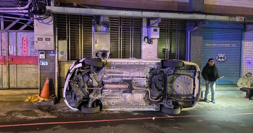 新店區19日晚間發生自撞車禍，警方調查後發現車上的陳男竟是通緝犯。（圖／翻攝畫面）