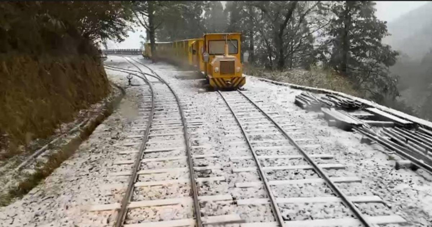 宜蘭縣太平山國家森林遊樂區27日氣溫降到0度，清晨5時開始下起冰霰，整片山形成一片雪白世界。（圖／林業及自然保育署宜蘭分署提供／中國時報吳佩蓉宜蘭傳真）