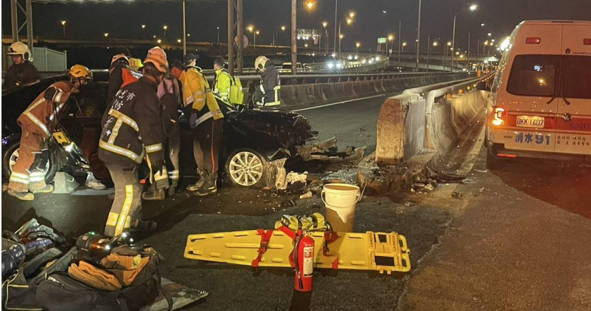 新北市台64線五股匝道口29日晚間6時許發生小客車自撞事故。（圖／翻攝畫面）