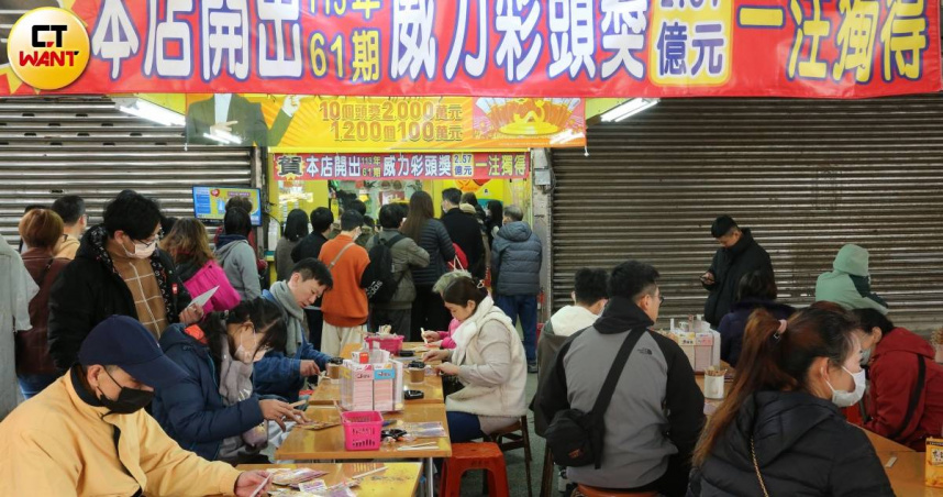 農曆春節許多民眾都會到彩券行試試手氣。（圖／黃鵬杰攝）
