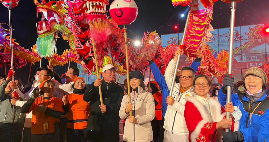 苗栗市元宵前火旁龍之夜熱鬧展開，縣長鍾東錦（前排黑衣白帽者）致詞希望停止政治烽火。（圖／翻攝自苗栗市公所媒體群組）
