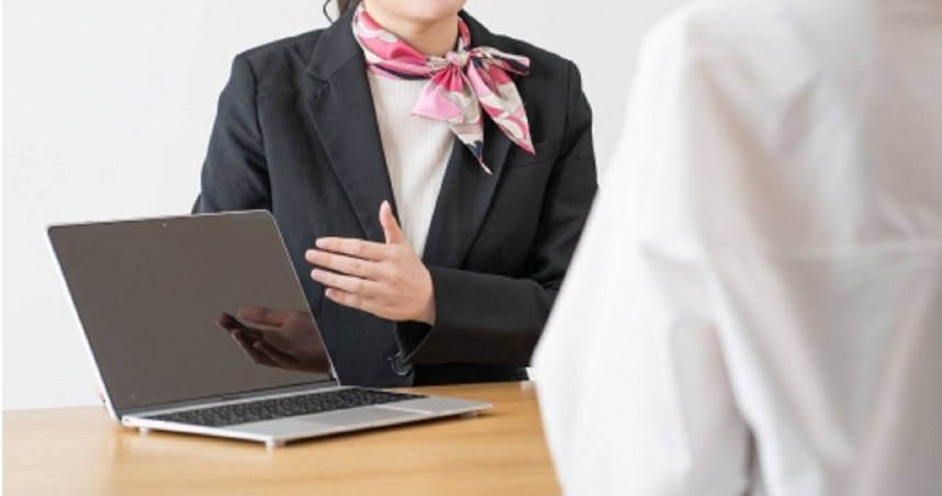 急診科醫師魏智偉到銀行辦事時，發現女行員疑似有黃疸，因此建議她趕緊至醫院檢查。（示意圖／翻攝自photoAC）