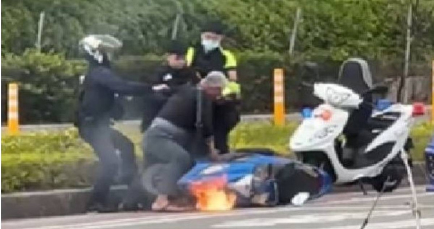 苗栗1名男騎士轉彎未打方向燈遭攔，竟失控點燃打火機丟進油箱。（圖／翻攝畫面）