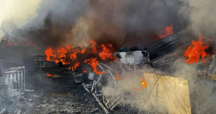 新北金山資源回收場發生火警，無人員傷亡，但有2狗不幸被燒死。（圖／翻攝畫面）