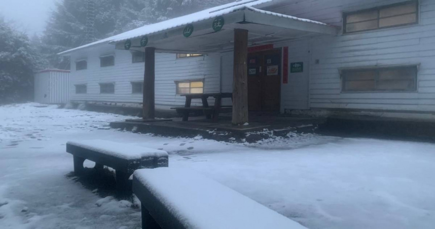 雪管處今（23日）提醒，目前高山地區因積雪稍微融化，導致結冰路段變得濕滑、危險，尚未上山的朋友建議改期。（圖／翻攝自臉書／雪霸國家公園）