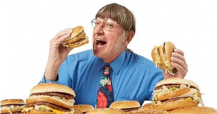 美國71歲男子戈斯克（Donald Gorske）連續54年每天吃漢堡已創下金氏世界紀錄，外界質疑他這種飲食方式有害身體健康，而他的妻子透露，他健檢後血糖和膽固醇都正常，醫師也證明他的身體很好。（圖／翻攝自YouTube／Guinness World Records）