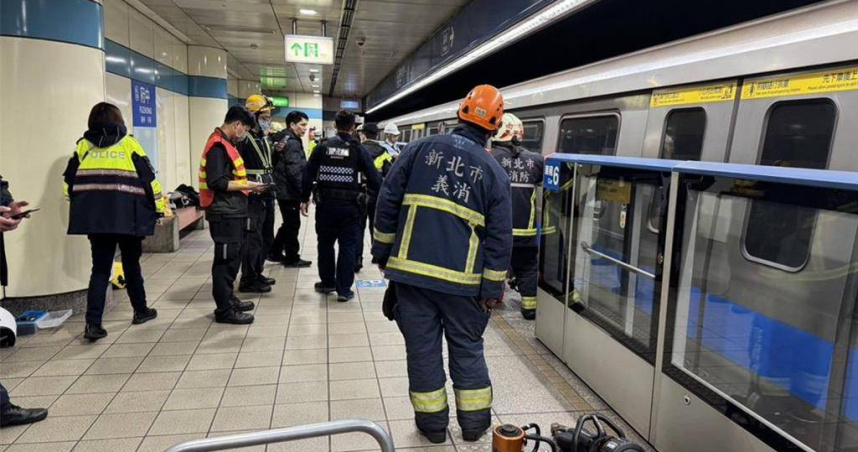 北捷府中站昨發生落軌意外，23歲賴姓女子闖入軌道遭列車撞擊，送醫後不治。（圖／翻攝畫面）