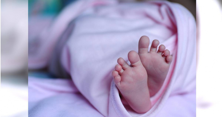 中國河南鄭州日前一名奶奶，在家中幫2歲孫女的姊姊洗頭時，在一旁的孫女意外跌進約90℃的熱水中，釀二燒燙傷。（示意圖／Pixabay）