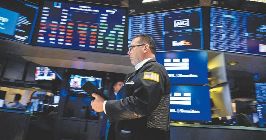 川普關稅政策重創全球金融市場，美股跌幅堪比2008年金融危機，高盛1周內兩度上調美國經濟衰退可能性。圖為美國紐約證券交易所。（圖／路透）