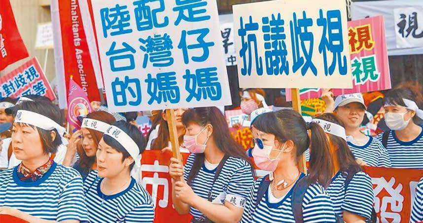 有關移民署要求陸配補齊「除籍證明」一事，國民黨批評，政府消費新住民權益，製造社會分裂與族群對立。（示意圖／報系資料照）