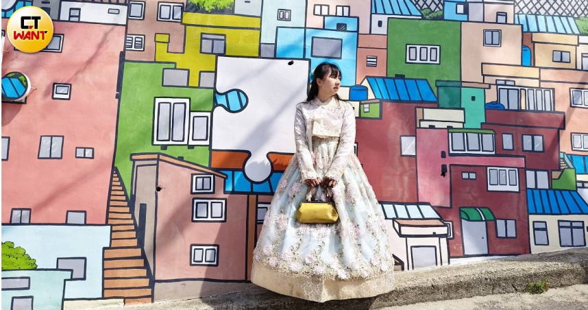 在甘川洞文化村有許多彩繪壁畫，用VBP換得免費韓服體驗後便可狂拍1小時。（圖／魏妤靜攝）