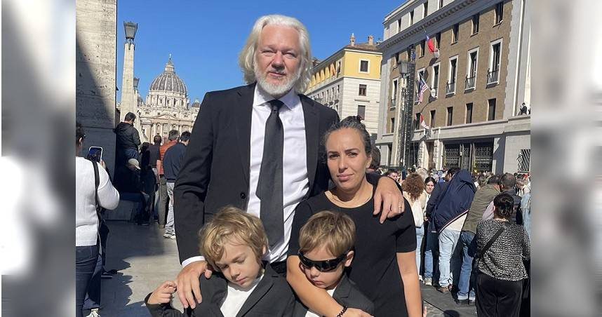 維基解密（WikiLeaks）創辦人阿桑奇（Julian Assange）、妻子史黛拉（Stella Assange）與其2子。（圖／翻攝自社群網站X）