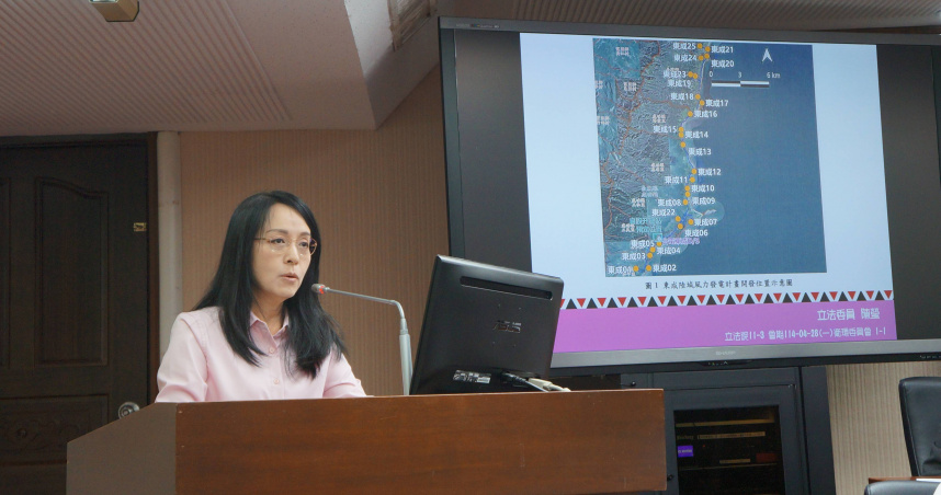 立委陳瑩28日於立法院質詢指出，有人假借邀請原住民反對東成風力發電，卻拿「罷免陳瑩連署書」要求簽名。（圖／陳瑩辦公室提供）