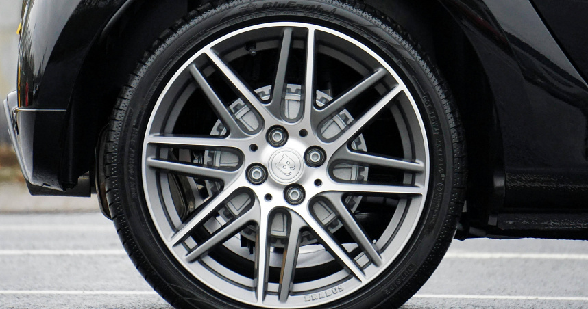 根據交通部規定，輪胎胎紋深度不得低於1.6公釐。（示意圖／翻攝Pexels）