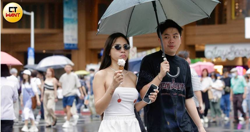 氣象署表示，明天（12日）白天氣溫稍回升，降雨會由北而南逐漸趨緩。（圖／黃耀徵攝）