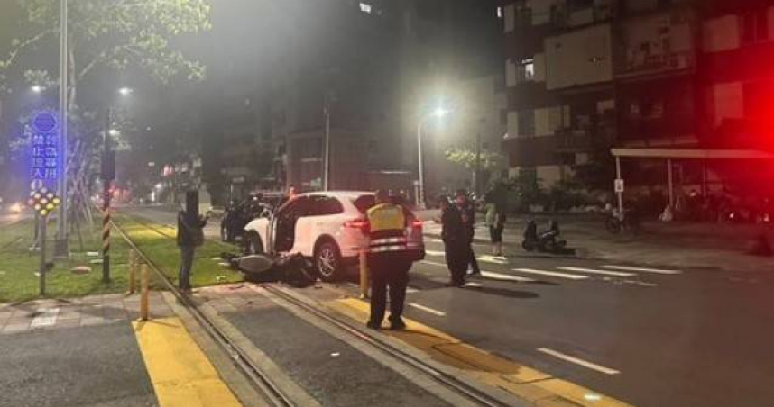 高雄12日又傳出酒駕撞死人，保時捷闖紅燈撞上綠燈直行機車，導致女騎士被拖行當場身亡。（圖／翻攝畫面）