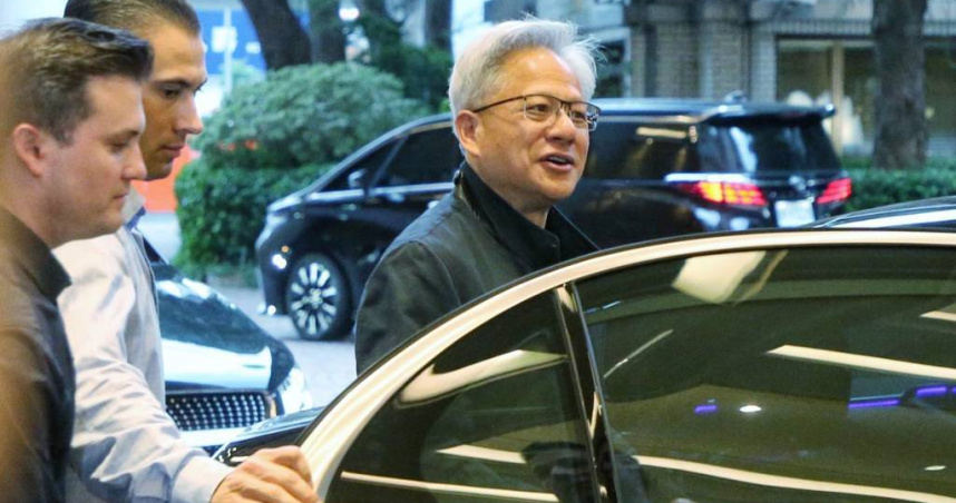 輝達（NVIDIA）執行長黃仁勳16日搭乘私人專機抵台，晚間步出飯店。（圖／報系資料照）