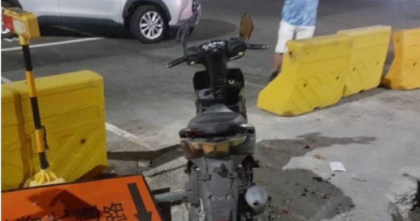 吳男酒駕騎無牌車闖紅燈，結果自撞護欄摔進施工區，造成他全身擦挫傷遭逮。（圖／翻攝畫面）