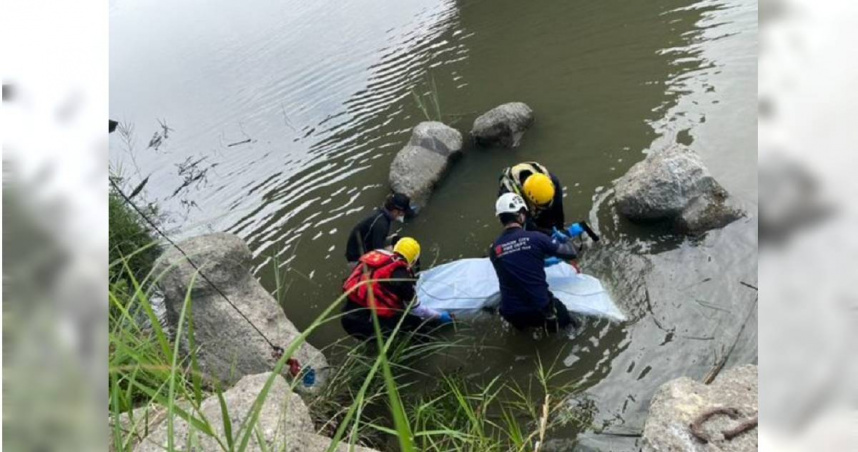 台南麻善大橋驚傳有人墜河，消防員直到25日重啟搜索行動後，才尋獲郭翁遺體打撈上岸。（圖／翻攝畫面）