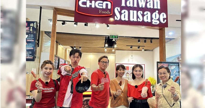 左起陳怡婷、黃鐙輝、詹姆士、Elly、張文綺、台語老師到一起教導越南人玩十八骰。（圖／公視台語台提供）