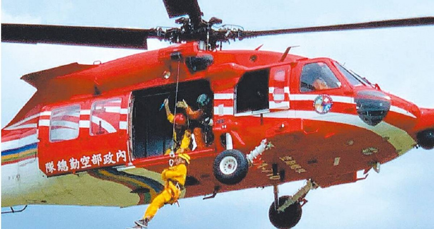 多數山友認為，空中救援成本不該由全民埋單，特定區域的登山事故須「使用者付費」。（圖／空勤總隊提供）