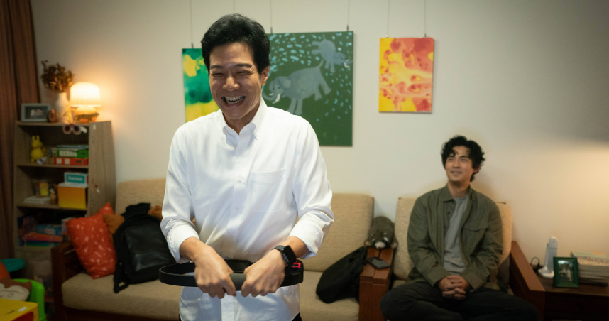 周渝民與薛仕凌劇中情同家人。（圖／CATCHPLAY+、公視、大慕可可）