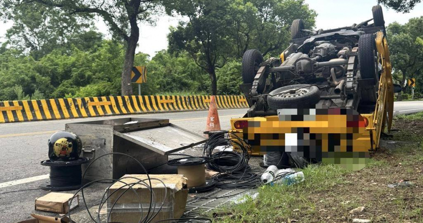 金門中華電信外包商1輛工程車於今日下午行經金沙鎮環島東路2段，過彎時疑因車速較快、加上疲勞駕駛，操控不當下導致車輛4輪朝天翻覆路邊。（圖／民眾提供）
