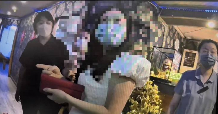 林姓和黃姓女子涉嫌在基隆小吃部脫衣陪酒，18日晚間遭警方查緝送辦。（圖／翻攝畫面）