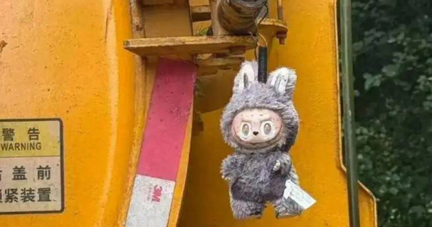 湖南一名女子看到水肥車車尾掛了一隻LABUBU，竟是稀有的隱藏版。（圖／翻攝自正在新聞）