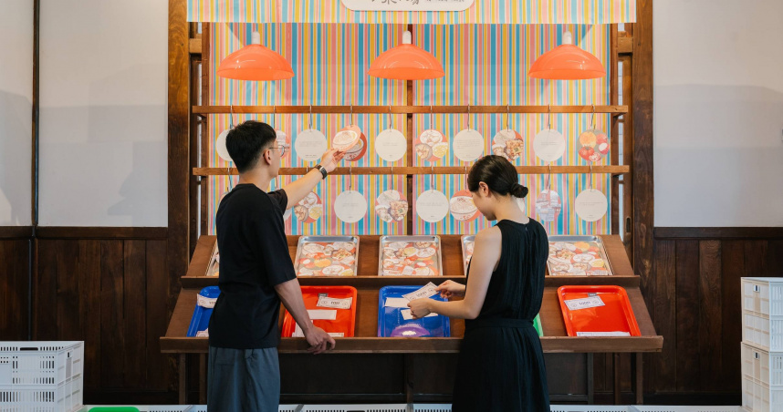 當人們走進「文學東市場：這次，我們交易的是詩」主展區，可在「販售詩詞」的誠實商店中，看見一張張富有特色的「詩籤」。（圖／平凡製作提供）