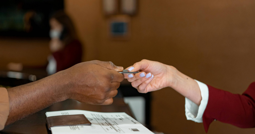 一名21歲的挪威公民米科爾森（Mads Mikkelsen）被美國海關與邊境保護局（CBP）人員拘留並遣返回國。