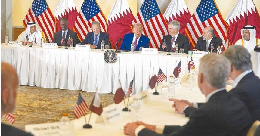 日媒28日報導，美國總統川普將率領由數十名企業CEO組成的代表團訪問中國，預計與5月份的中東之行類似。圖為川普（左四）5月率團訪卡達。（圖／達志／美聯社）