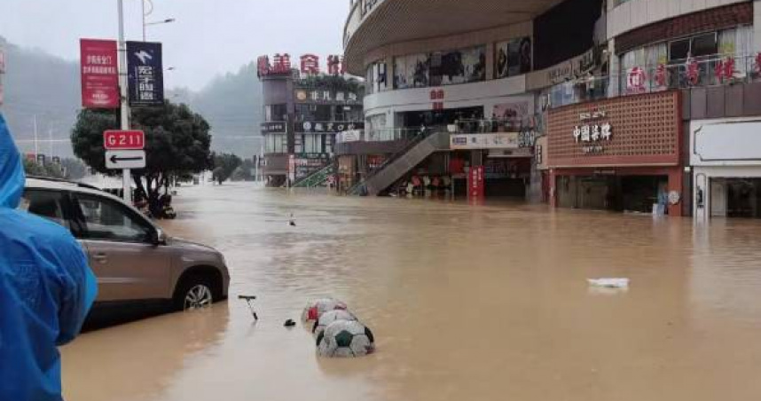 洪水日前湧入貴州省榕江縣常馳廣場，導致多家店鋪被淹。（圖／翻攝自微博）
