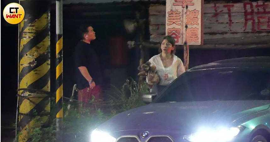 黃浩詠將車臨停在一處私人停車場，沒想到後來車被擋住無法開出，他與宋羽葤就在原地苦等45分鐘等人來幫忙。（圖／本刊攝影組）