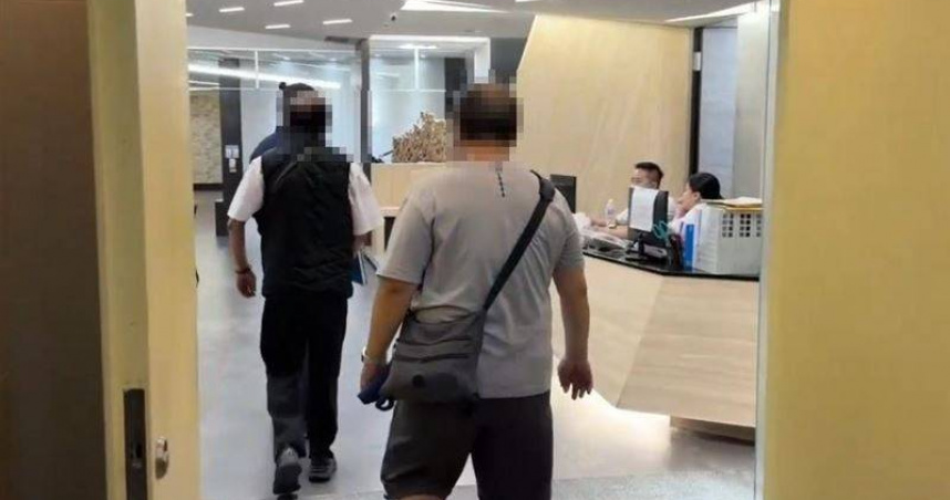 洪姓男子13日下午目睹愛妻遭捲進公車車輪身亡，悲慟到一夜難眠，14日在家屬陪伴下到醫院相驗。（圖／三立新聞網）