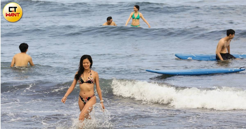 天氣熱烘烘，無論是到海邊戲水、或待冷氣房避暑，都要注意溫差變化，以免血管收縮劇烈影響健康。（示意圖／方萬民攝）