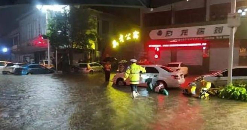 河北降下暴雨，24小時的雨量接近1年。（圖／翻攝自微博）