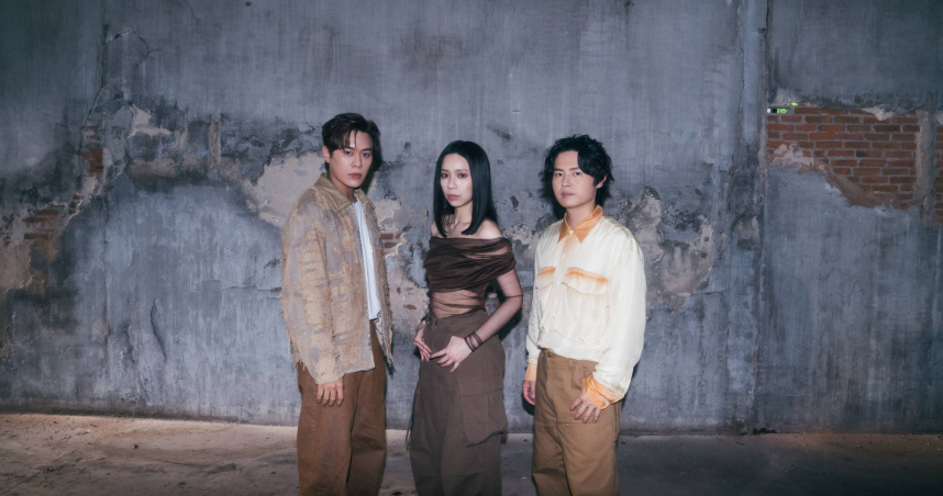 告五人〈有太多不能講〉MV取景自曼谷廢棄工廠。（圖／相信音樂提供）