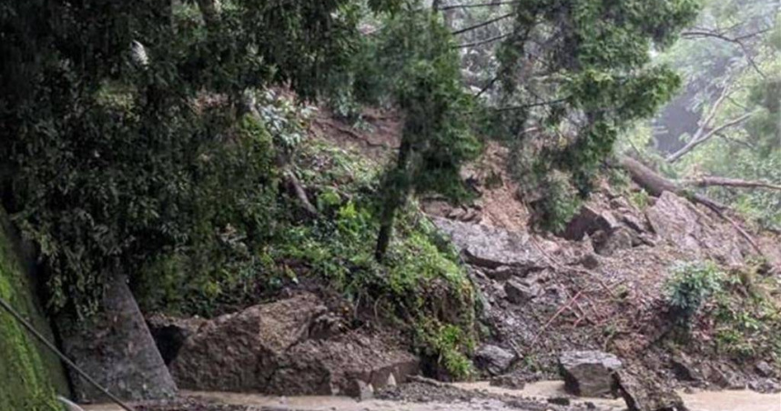 大雨下不停，台中市豐原區東陽路出現走山，導致交通中斷。（圖／豐原區公所提供）