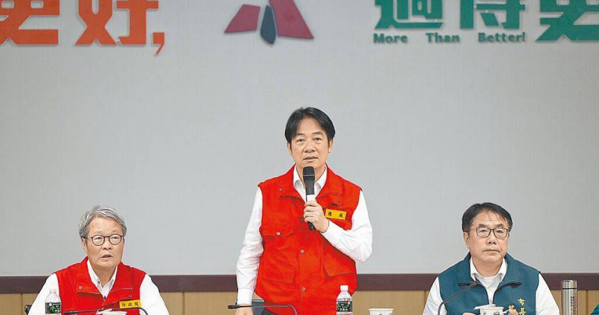 丹娜絲颱風重創南台灣，賴清德總統（中）9日到台南「雲嘉南災後重建復原前進指揮所」視察，並向災民致歉。（圖／總統府提供）