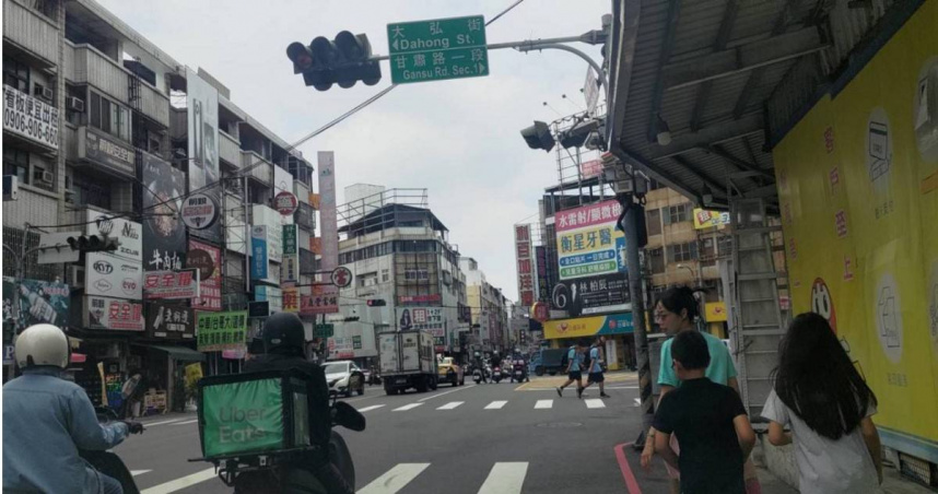 台中西屯區12日中午發生變壓器故障事件，3處路口號誌同時故障，警方緊急指揮交通。（圖／翻攝畫面）