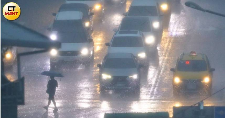 用路人無論是開車或騎車，都要避免違規。（示意圖／李宗明攝）